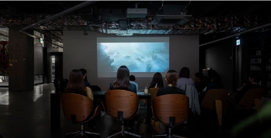 壁面を利用した大型スクリーン