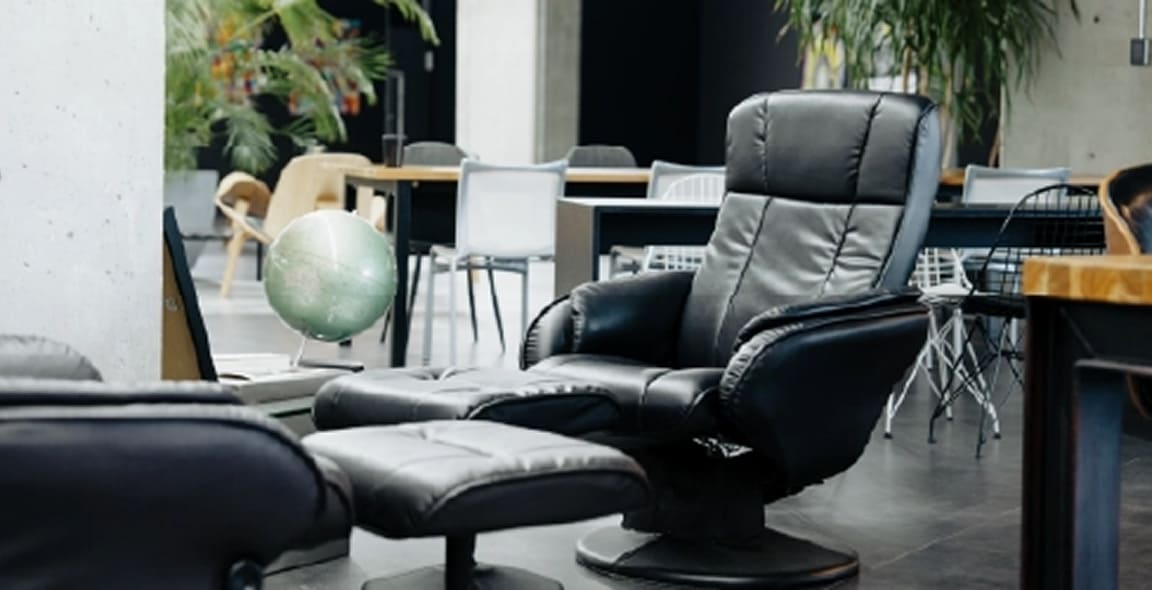 リクライニングチェアにゆったり身を預けて